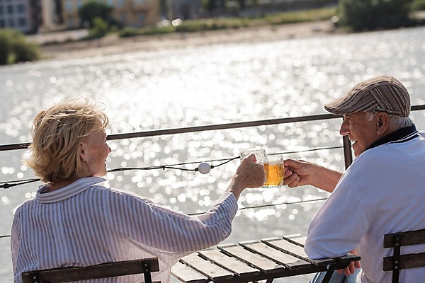 포토 JPG 주간 서양인 응시 여자 노년 남자 미소 들기 사람 풍경 상반신 야외 두명 뒷모습 실버라이프 강 마주보기 노부부 건배 맥주잔 70대 체코 프라하 야외카페 야외테이블 국내포토 자연요소 외국인 라이프스타일 부부 시선 유럽 뷰포인트 술잔 모션 탁자 표정 성인 카페 파일형식