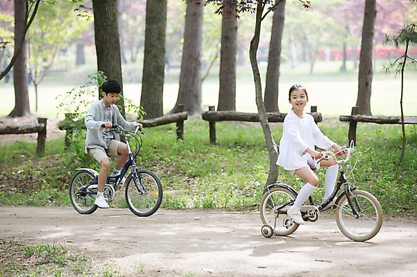 포토 JPG 주간 전신 나무 응시 여자 남자 어린이 가족 남매 미소 사람 야외 두명 옆모습 10대 자전거 한국인 가족라이프 숲길 남이섬 어린이만 국내포토 자연요소 식물 라이프스타일 시선 길 뷰포인트 섬 관계 청소년 표정 동양인 바이크 강원도 파일형식