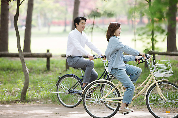 포토 JPG 주간 전신 나무 부부 커플 응시 여자 남자 40대 가족 미소 사람 성인 야외 두명 옆모습 30대 자전거 한국인 가족라이프 숲길 남이섬 성인만 국내포토 자연요소 식물 라이프스타일 시선 길 뷰포인트 섬 중년 관계 표정 동양인 장년 바이크 강원도 파일형식