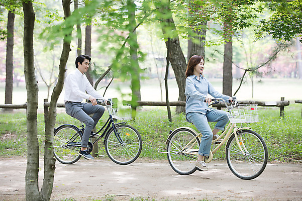 포토 JPG 주간 전신 나무 부부 커플 여자 남자 40대 가족 미소 사람 성인 야외 두명 옆모습 30대 자전거 한국인 가족라이프 숲길 남이섬 성인만 국내포토 자연요소 식물 라이프스타일 길 뷰포인트 섬 중년 관계 표정 동양인 장년 바이크 강원도 파일형식