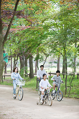 포토 JPG 주간 전신 나무 응시 여자 남자 어린이 40대 가족 사람 여러명 성인 야외 앞모습 10대 30대 자전거 한국인 가족라이프 숲속 숲길 남이섬 국내포토 자연요소 식물 라이프스타일 시선 길 뷰포인트 섬 중년 다수 관계 청소년 동양인 장년 바이크 숲 강원도 파일형식