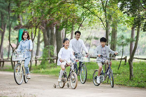 포토 JPG 주간 전신 응시 여자 남자 어린이 40대 가족 미소 사람 여러명 성인 야외 앞모습 10대 30대 자전거 한국인 가족라이프 숲속 숲길 남이섬 국내포토 자연요소 라이프스타일 시선 길 뷰포인트 섬 중년 다수 관계 청소년 표정 동양인 장년 바이크 숲 강원도 파일형식