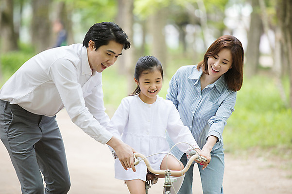 포토 JPG 주간 나무 응시 여자 남자 어린이 40대 가족 미소 사람 상반신 성인 야외 앞모습 옆모습 10대 세명 30대 자전거 한국인 도전 잡기 가족라이프 가르침 숲길 남이섬 도와주기 국내포토 자연요소 식물 라이프스타일 시선 교육 길 뷰포인트 섬 중년 관계 모션 청소년 표정 동양인 장년 바이크 강원도 파일형식