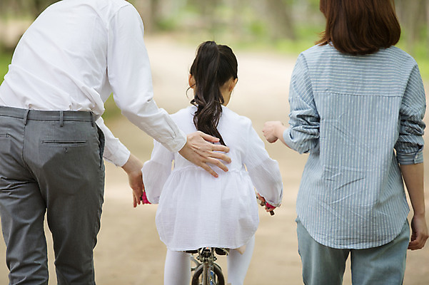 포토 JPG 주간 여자 남자 어린이 40대 가족 사람 근접촬영 상반신 성인 야외 뒷모습 10대 세명 30대 자전거 한국인 도전 잡기 가족라이프 가르침 숲길 남이섬 도와주기 국내포토 자연요소 라이프스타일 교육 길 뷰포인트 섬 중년 관계 모션 청소년 동양인 장년 바이크 강원도 파일형식