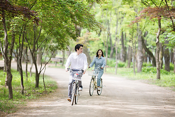 포토 JPG 주간 전신 나무 부부 커플 응시 여자 남자 40대 가족 사람 잔디 성인 야외 두명 앞모습 30대 자전거 한국인 가족라이프 숲속 숲길 남이섬 성인만 국내포토 자연요소 식물 라이프스타일 시선 길 뷰포인트 섬 중년 관계 동양인 장년 바이크 숲 강원도 파일형식