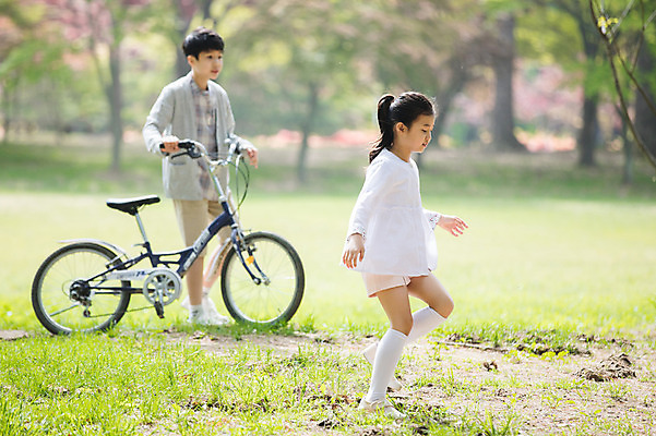 포토 JPG 주간 전신 나무 응시 공원 여자 남자 어린이 가족 남매 사람 잔디 야외 두명 옆모습 10대 자전거 점프 한국인 잡기 가족라이프 숲 남이섬 어린이만 국내포토 자연요소 식물 라이프스타일 시선 공공시설 뷰포인트 섬 관계 모션 청소년 동양인 바이크 강원도 파일형식
