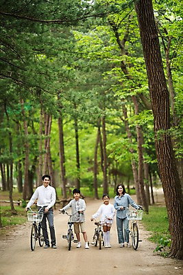 포토 JPG 주간 전신 나무 응시 여자 남자 딸 아들 어린이 40대 가족 엄마 서기 미소 사람 잔디 여러명 성인 야외 앞모습 10대 30대 자전거 한국인 잡기 가족라이프 아빠 숲속 숲길 남이섬 국내포토 자연요소 식물 라이프스타일 시선 길 뷰포인트 섬 중년 다수 관계 모션 청소년 표정 동양인 장년 바이크 숲 강원도 파일형식