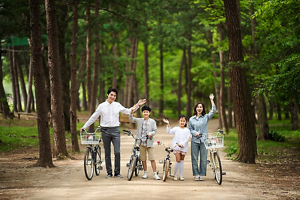 포토 JPG 주간 전신 나무 응시 여자 남자 딸 아들 어린이 40대 가족 엄마 서기 미소 사람 잔디 여러명 성인 야외 앞모습 10대 30대 손들기 자전거 한국인 인사 잡기 가족라이프 아빠 숲 숲길 남이섬 국내포토 자연요소 식물 라이프스타일 시선 길 뷰포인트 섬 중년 다수 관계 모션 청소년 표정 동양인 장년 바이크 예절 강원도 파일형식