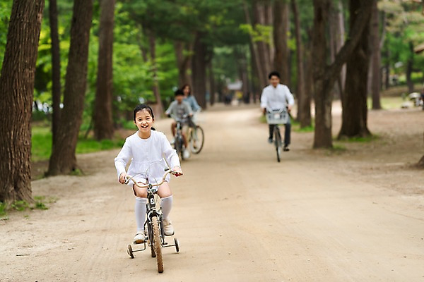포토 JPG 주간 전신 나무 응시 여자 남자 딸 아들 어린이 40대 가족 엄마 미소 사람 여러명 성인 야외 앞모습 10대 30대 자전거 한국인 가족라이프 아빠 숲 숲길 남이섬 국내포토 자연요소 식물 라이프스타일 시선 길 뷰포인트 섬 중년 다수 관계 청소년 표정 동양인 장년 바이크 강원도 파일형식