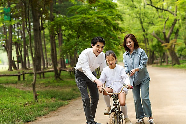 포토 JPG 주간 전신 여자 남자 딸 어린이 40대 가족 엄마 미소 사람 잔디 성인 야외 앞모습 10대 세명 30대 자전거 한국인 도전 잡기 가족라이프 아빠 숲 숲길 남이섬 도와주기 국내포토 자연요소 식물 라이프스타일 길 뷰포인트 섬 중년 관계 모션 청소년 표정 동양인 장년 바이크 강원도 파일형식