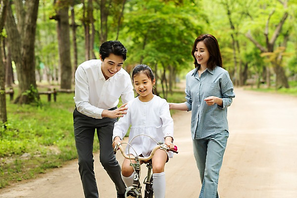 포토 JPG 주간 나무 응시 여자 남자 딸 어린이 40대 가족 엄마 미소 사람 상반신 성인 야외 앞모습 10대 세명 30대 자전거 한국인 도전 잡기 가족라이프 가르침 아빠 숲속 숲길 남이섬 도와주기 국내포토 자연요소 식물 라이프스타일 시선 교육 길 뷰포인트 섬 중년 관계 모션 청소년 표정 동양인 장년 바이크 숲 강원도 파일형식