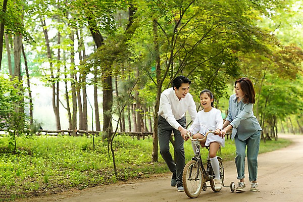 포토 JPG 주간 전신 나무 응시 여자 남자 딸 어린이 40대 가족 성공 엄마 미소 사람 잔디 성인 야외 앞모습 10대 세명 30대 자전거 한국인 도전 잡기 가족라이프 가르침 아빠 숲 즐거움 숲길 남이섬 도와주기 국내포토 자연요소 식물 라이프스타일 시선 교육 감정 길 뷰포인트 섬 중년 컨셉 관계 모션 청소년 표정 동양인 장년 바이크 강원도 파일형식