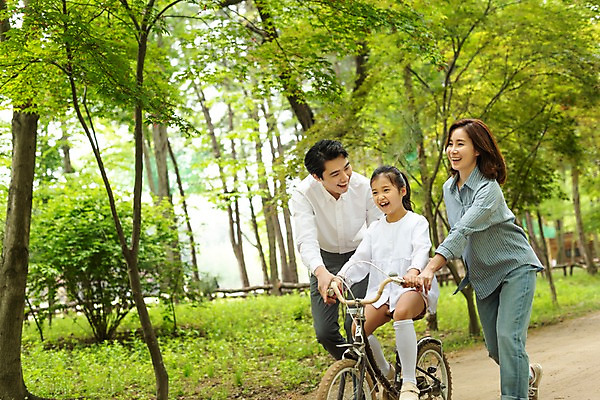 포토 JPG 주간 전신 나무 여자 남자 딸 어린이 40대 가족 엄마 미소 사람 성인 야외 옆모습 10대 세명 30대 자전거 한국인 도전 잡기 가족라이프 가르침 아빠 밀기 숲속 오솔길 즐거움 숲길 남이섬 국내포토 자연요소 식물 라이프스타일 교육 감정 길 뷰포인트 섬 중년 관계 모션 청소년 표정 동양인 장년 바이크 숲 강원도 파일형식