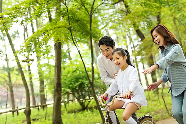포토 JPG 주간 나무 여자 남자 딸 호수 어린이 40대 가족 엄마 미소 웃음 사람 손짓 상반신 성인 야외 옆모습 10대 세명 30대 자전거 한국인 도전 잡기 가족라이프 가르침 아빠 숲 즐거움 숲길 남이섬 국내포토 자연요소 식물 라이프스타일 교육 감정 길 뷰포인트 섬 중년 관계 모션 청소년 표정 동양인 장년 바이크 강원도 파일형식