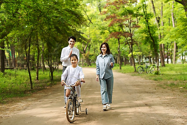 포토 JPG 주간 전신 나무 응시 여자 남자 딸 어린이 40대 가족 성공 엄마 미소 사람 잔디 성인 야외 앞모습 10대 세명 30대 자전거 한국인 도전 가족라이프 아빠 숲속 박수 숲길 남이섬 국내포토 자연요소 식물 라이프스타일 시선 길 뷰포인트 섬 중년 컨셉 관계 청소년 표정 동양인 손짓 장년 바이크 숲 강원도 파일형식