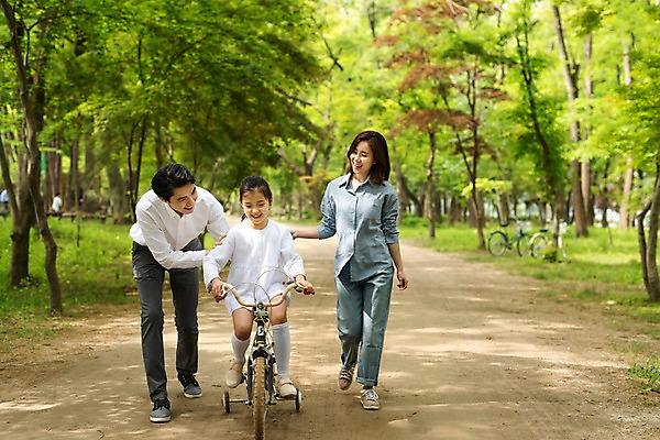 포토 JPG 주간 전신 나무 응시 여자 남자 딸 어린이 40대 가족 엄마 미소 사람 성인 야외 앞모습 10대 세명 30대 자전거 한국인 도전 잡기 가족라이프 가르침 아빠 숲속 오솔길 숲길 남이섬 처음 국내포토 자연요소 식물 라이프스타일 시선 교육 길 뷰포인트 섬 중년 관계 모션 청소년 표정 동양인 장년 바이크 숲 강원도 파일형식