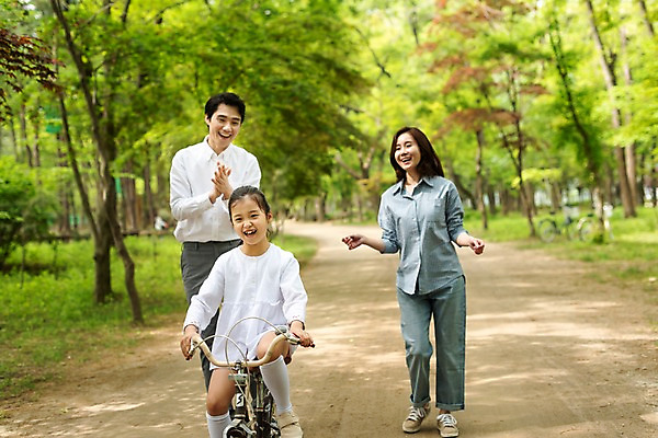 포토 JPG 주간 전신 나무 공원 여자 남자 딸 어린이 40대 가족 성공 엄마 미소 사람 잔디 상반신 성인 야외 앞모습 10대 세명 30대 자전거 한국인 가족라이프 아빠 숲속 오솔길 박수 즐거움 숲길 남이섬 국내포토 자연요소 식물 라이프스타일 공공시설 감정 길 뷰포인트 섬 중년 컨셉 관계 청소년 표정 동양인 손짓 장년 바이크 숲 강원도 파일형식