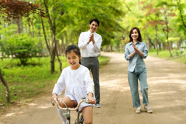 포토 JPG 주간 전신 나무 응시 공원 여자 남자 딸 어린이 40대 가족 성공 엄마 미소 사람 상반신 성인 야외 앞모습 10대 세명 30대 자전거 한국인 가족라이프 아빠 숲속 오솔길 박수 즐거움 남이섬 국내포토 자연요소 식물 라이프스타일 시선 공공시설 감정 길 뷰포인트 섬 중년 컨셉 관계 청소년 표정 동양인 손짓 장년 바이크 숲 강원도 파일형식