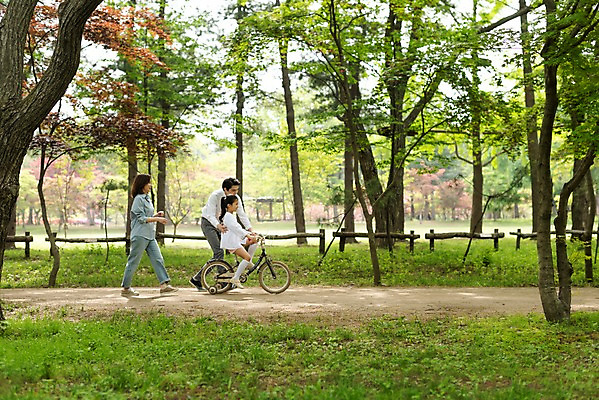 포토 JPG 주간 전신 나무 공원 여자 남자 딸 호수 어린이 40대 가족 엄마 사람 성인 야외 옆모습 10대 세명 30대 자전거 한국인 잡기 가족라이프 가르침 아빠 숲 오솔길 숲길 남이섬 처음 초보 부녀 국내포토 자연요소 식물 라이프스타일 공공시설 교육 길 뷰포인트 섬 중년 관계 모션 청소년 동양인 장년 바이크 강원도 파일형식