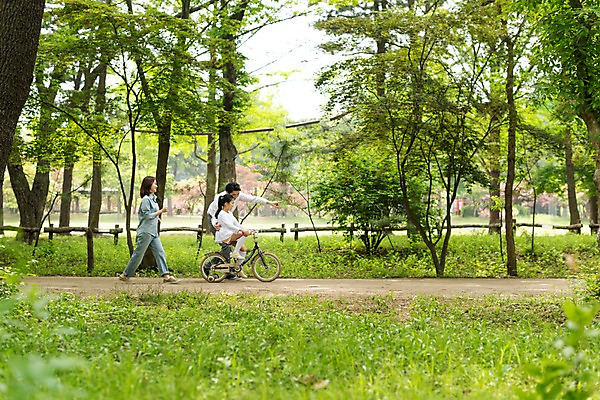 포토 JPG 주간 전신 나무 공원 여자 남자 딸 호수 어린이 40대 가족 엄마 사람 잔디 성인 야외 옆모습 10대 세명 30대 걷기 자전거 한국인 가리킴 잡기 가족라이프 가르침 아빠 숲길 남이섬 국내포토 자연요소 식물 라이프스타일 공공시설 교육 길 뷰포인트 섬 중년 관계 모션 청소년 동양인 손짓 장년 바이크 강원도 파일형식