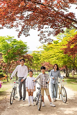 포토 JPG 주간 전신 응시 공원 여자 남자 딸 아들 어린이 40대 가족 단풍나무 엄마 미소 사람 잔디 여러명 성인 야외 앞모습 10대 30대 자전거 한국인 가족라이프 아빠 오솔길 공원길 남이섬 국내포토 자연요소 나무 식물 라이프스타일 시선 공공시설 길 뷰포인트 섬 중년 다수 단풍 관계 청소년 표정 동양인 장년 바이크 강원도 파일형식