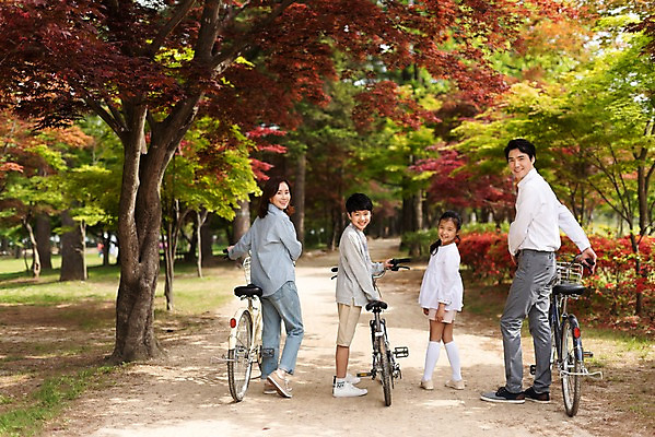 포토 JPG 주간 전신 응시 공원 여자 남자 딸 아들 어린이 40대 가족 단풍나무 엄마 미소 사람 잔디 여러명 성인 야외 옆모습 뒷모습 10대 30대 자전거 한국인 가족라이프 뒤돌아보기 아빠 오솔길 남이섬 국내포토 자연요소 나무 식물 라이프스타일 시선 공공시설 길 뷰포인트 섬 중년 다수 단풍 관계 모션 청소년 표정 동양인 장년 바이크 강원도 파일형식