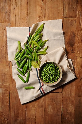 포토 JPG 스튜디오촬영 그릇 실내 사람없음 하이앵글 껍질 식탁보 신선 벗겨짐 완두콩 콩깍지 플랫레이 나무배경 벌어짐 국내포토 식기 뷰포인트 백그라운드 모션 콩 내부 플랫 파일형식