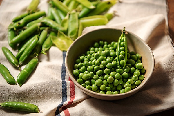 포토 JPG 스튜디오촬영 그릇 실내 사람없음 껍질 식탁보 신선 벗겨짐 완두콩 콩깍지 벌어짐 국내포토 식기 모션 콩 내부 파일형식
