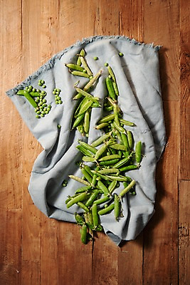 포토 JPG 스튜디오촬영 실내 사람없음 하이앵글 껍질 식탁보 신선 완두콩 콩깍지 플랫레이 나무배경 벌어짐 국내포토 뷰포인트 백그라운드 모션 콩 내부 플랫 파일형식