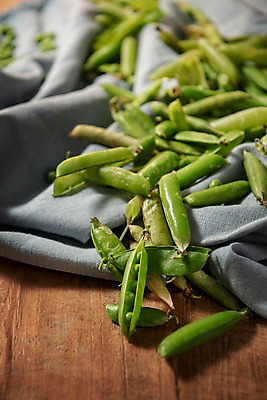 포토 JPG 스튜디오촬영 실내 사람없음 껍질 식탁보 신선 완두콩 콩깍지 나무배경 벌어짐 국내포토 백그라운드 모션 콩 내부 파일형식