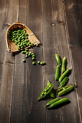 포토 JPG 스튜디오촬영 실내 사람없음 목재 하이앵글 껍질 신선 키_도구 완두콩 콩깍지 플랫레이 나무배경 국내포토 나무 뷰포인트 백그라운드 재료 콩 내부 도구 플랫 파일형식