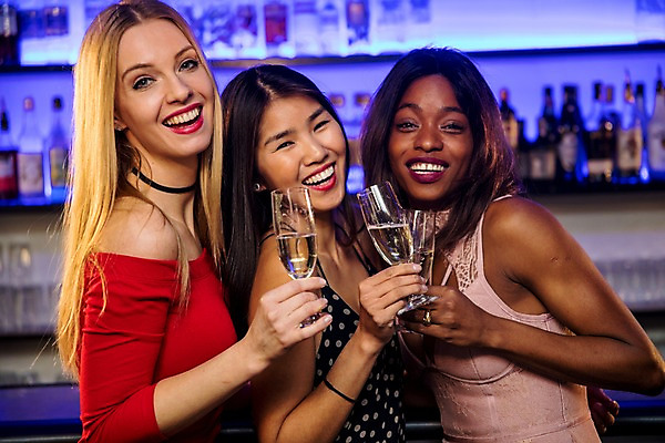 포토 JPG 서양인 여자 흑인 술병 조명 실내 미소 웃음 사람 동양인 상반신 20대 성인 옆모습 세명 30대 친구 파티 전시 샴페인 즐거움 클럽 샴페인잔 성인여자만 국내포토 외국인 감정 뷰포인트 술잔 관계 병_용기 주류 표정 인종 이벤트 청년 내부 장년 여자만 성인만 파일형식