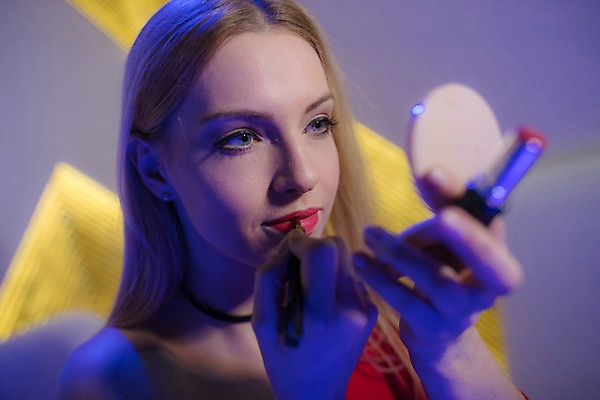 포토 JPG 서양인 응시 여자 얼굴 조명 실내 한명 사람 근접촬영 상반신 20대 성인 신체부위 화장 파티 거울 립스틱 입술 클럽 바르기 메이크업브러쉬 파우더팩트 의료성형뷰티 성인여자한명만 국내포토 외국인 1 시선 뷰포인트 모션 이벤트 청년 내부 뷰티 화장품 붓 여자한명만 성인여자만 파일형식