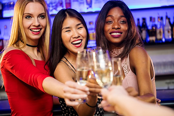 포토 JPG 서양인 여자 흑인 술병 조명 실내 웃음 사람 동양인 상반신 20대 성인 앞모습 세명 30대 친구 파티 전시 샴페인 즐거움 클럽 건배 샴페인잔 성인여자만 국내포토 외국인 감정 뷰포인트 술잔 관계 병_용기 주류 표정 인종 이벤트 청년 내부 장년 여자만 성인만 파일형식