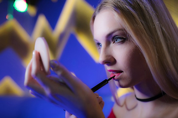 포토 JPG 서양인 응시 여자 얼굴 조명 실내 한명 사람 상반신 20대 성인 신체부위 화장 파티 클럽 메이크업브러쉬 파우더팩트 의료성형뷰티 성인여자한명만 국내포토 외국인 1 시선 이벤트 청년 내부 뷰티 화장품 붓 여자한명만 성인여자만 파일형식