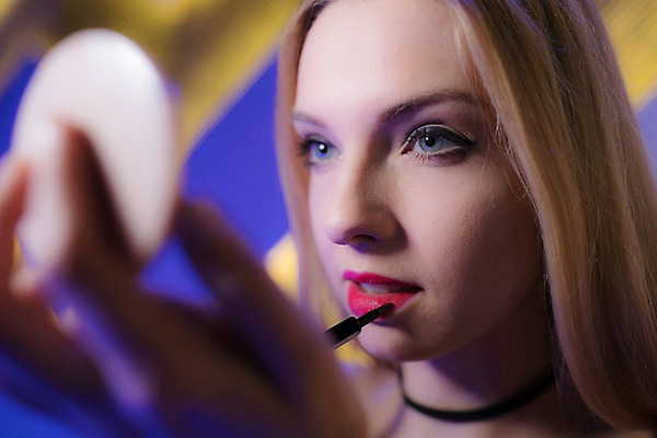 포토 JPG 서양인 응시 여자 얼굴 실내 한명 사람 근접촬영 20대 성인 신체부위 화장 파티 클럽 메이크업브러쉬 파우더팩트 의료성형뷰티 성인여자한명만 국내포토 외국인 1 시선 뷰포인트 이벤트 청년 내부 뷰티 화장품 붓 여자한명만 성인여자만 파일형식