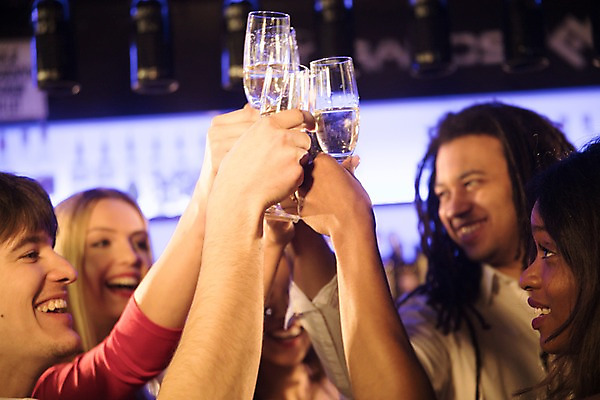 포토 JPG 서양인 응시 여자 남자 흑인 조명 실내 미소 사람 동양인 여러명 상반신 20대 성인 옆모습 30대 친구 파티 샴페인 즐거움 클럽 건배 샴페인잔 성인만 국내포토 외국인 시선 감정 뷰포인트 다수 술잔 관계 주류 표정 인종 이벤트 청년 내부 장년 파일형식