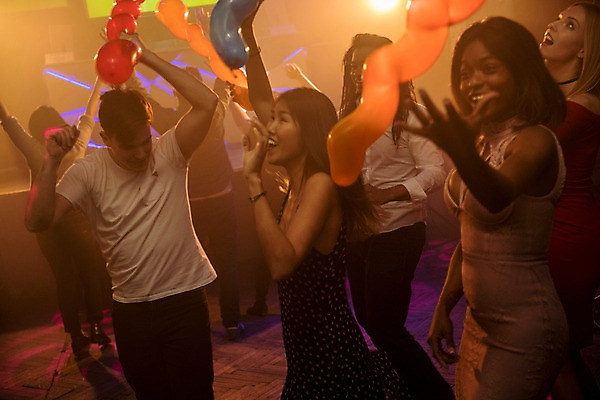 포토 JPG 서양인 여자 남자 흑인 날리기 조명 실내 미소 웃음 사람 동양인 여러명 상반신 20대 성인 앞모습 옆모습 30대 친구 파티 손들기 무대 춤 잡기 즐거움 클럽 풍선 성인만 국내포토 외국인 감정 뷰포인트 다수 관계 모션 문화예술 표정 인종 이벤트 청년 내부 장년 파일형식