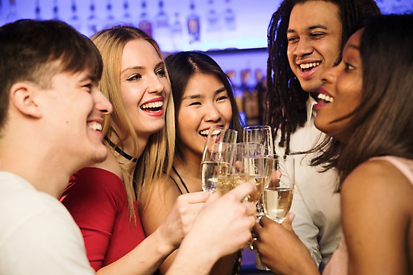 포토 JPG 서양인 응시 여자 남자 흑인 술병 조명 실내 미소 웃음 사람 동양인 여러명 상반신 20대 성인 앞모습 옆모습 30대 친구 파티 샴페인 즐거움 클럽 건배 샴페인잔 성인만 국내포토 외국인 시선 감정 뷰포인트 다수 술잔 관계 병_용기 주류 표정 인종 이벤트 청년 내부 장년 파일형식