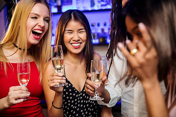 포토 JPG 서양인 응시 여자 남자 흑인 술병 조명 실내 미소 들기 사람 동양인 여러명 상반신 20대 성인 앞모습 옆모습 30대 친구 샴페인 즐거움 클럽 건배 샴페인잔 성인만 국내포토 외국인 시선 감정 뷰포인트 다수 술잔 관계 모션 병_용기 주류 표정 인종 청년 내부 장년 파일형식