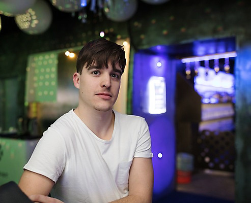 포토 JPG 서양인 응시 남자 조명 실내 한명 사람 상반신 20대 성인 앞모습 파티 클럽 성인남자한명만 국내포토 외국인 1 시선 뷰포인트 이벤트 청년 내부 남자한명만 성인남자만 파일형식