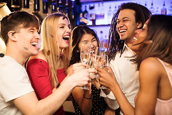 포토 JPG 서양인 여자 남자 흑인 술병 조명 실내 웃음 사람 동양인 여러명 상반신 20대 성인 앞모습 옆모습 30대 친구 파티 전시 샴페인 즐거움 클럽 건배 샴페인잔 성인만 국내포토 외국인 감정 뷰포인트 다수 술잔 관계 병_용기 주류 표정 인종 이벤트 청년 내부 장년 파일형식