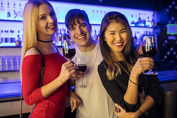 포토 JPG 서양인 응시 여자 남자 와인잔 탁자 술병 조명 실내 미소 들기 사람 동양인 상반신 20대 성인 앞모습 옆모습 세명 친구 파티 와인 즐거움 클럽 성인만 국내포토 외국인 시선 감정 뷰포인트 가구 술잔 관계 모션 병_용기 주류 표정 인종 이벤트 청년 내부 파일형식