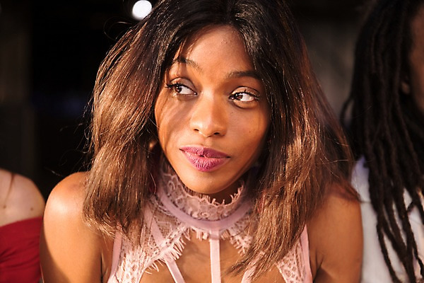 포토 JPG 응시 여자 얼굴 흑인 조명 실내 한명 사람 근접촬영 상반신 성인 앞모습 신체부위 30대 파티 클럽 국내포토 서양인 1 시선 뷰포인트 이벤트 내부 장년 파일형식