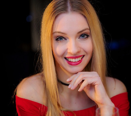 포토 JPG 서양인 응시 여자 얼굴 실내 한명 미소 사람 근접촬영 상반신 20대 성인 앞모습 파티 턱괴기 즐거움 클럽 성인여자한명만 국내포토 외국인 1 시선 감정 뷰포인트 모션 표정 이벤트 청년 내부 신체부위 여자한명만 성인여자만 파일형식