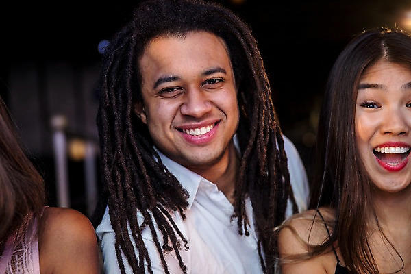 포토 JPG 응시 여자 남자 얼굴 흑인 실내 미소 사람 동양인 근접촬영 상반신 20대 성인 두명 신체부위 친구 파티 즐거움 클럽 성인만 국내포토 서양인 시선 감정 뷰포인트 관계 표정 인종 이벤트 청년 내부 파일형식