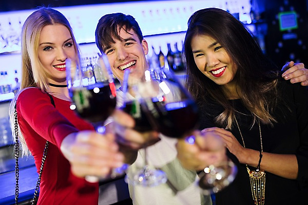 포토 JPG 서양인 응시 여자 남자 와인잔 술병 조명 실내 미소 사람 동양인 상반신 20대 성인 앞모습 세명 친구 파티 와인 전시 손내밀기 즐거움 클럽 건배 성인만 어깨에손 국내포토 외국인 시선 감정 뷰포인트 술잔 관계 모션 병_용기 주류 표정 인종 손짓 이벤트 청년 내부 파일형식