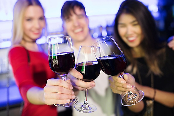 포토 JPG 서양인 응시 여자 남자 와인잔 조명 실내 미소 들기 사람 동양인 근접촬영 상반신 20대 성인 앞모습 세명 친구 파티 와인 즐거움 클럽 성인만 국내포토 외국인 시선 감정 뷰포인트 술잔 관계 모션 주류 표정 인종 이벤트 청년 내부 파일형식