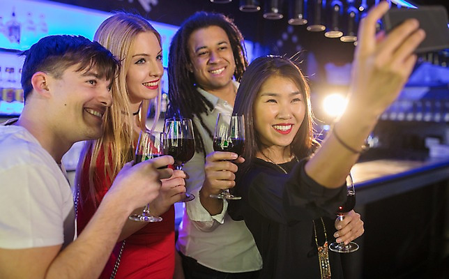 포토 JPG 서양인 응시 여자 남자 흑인 와인잔 조명 실내 미소 들기 사람 동양인 여러명 상반신 20대 성인 앞모습 옆모습 친구 스마트폰 파티 와인 셀프카메라 즐거움 클럽 성인만 단체사진 국내포토 외국인 시선 감정 뷰포인트 다수 술잔 관계 모션 주류 표정 인종 이벤트 청년 내부 핸드폰 스마트기기 사진촬영 기념사진 파일형식