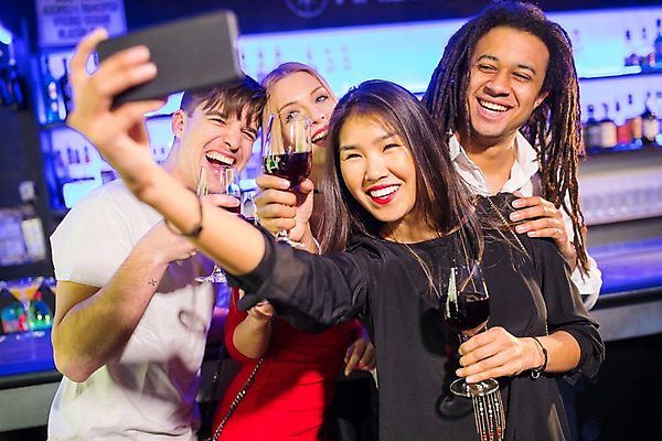 포토 JPG 서양인 응시 여자 남자 포즈 흑인 와인잔 술병 조명 실내 미소 웃음 들기 사람 동양인 여러명 상반신 20대 성인 앞모습 친구 스마트폰 파티 와인 전시 셀프카메라 즐거움 클럽 성인만 단체사진 국내포토 외국인 시선 감정 뷰포인트 다수 술잔 관계 모션 병_용기 주류 표정 인종 이벤트 청년 내부 핸드폰 스마트기기 사진촬영 기념사진 파일형식
